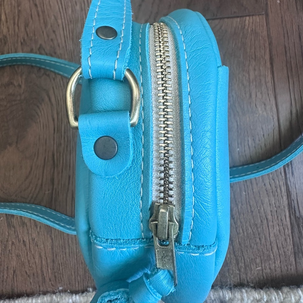 Brand New Portland Leather Vibrant Blue Small Circle Crossbody - Picture 2 of 9